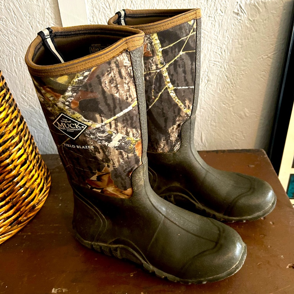 Men’s muck boots so 11-11.5